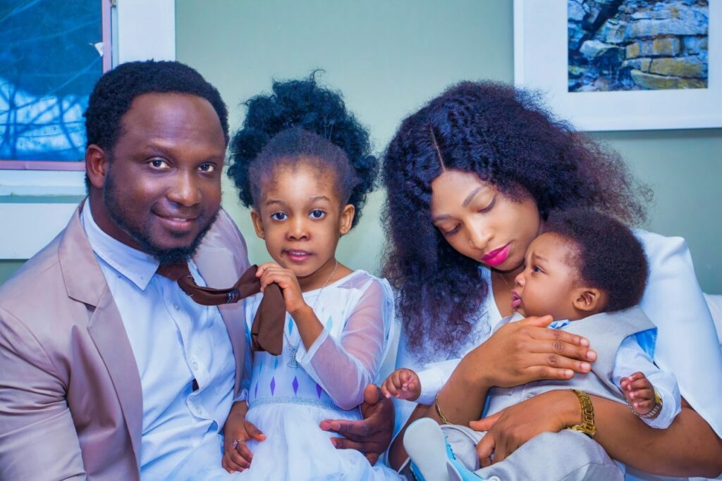 Famille africaine souriante dans sa maison après un achat immobilier